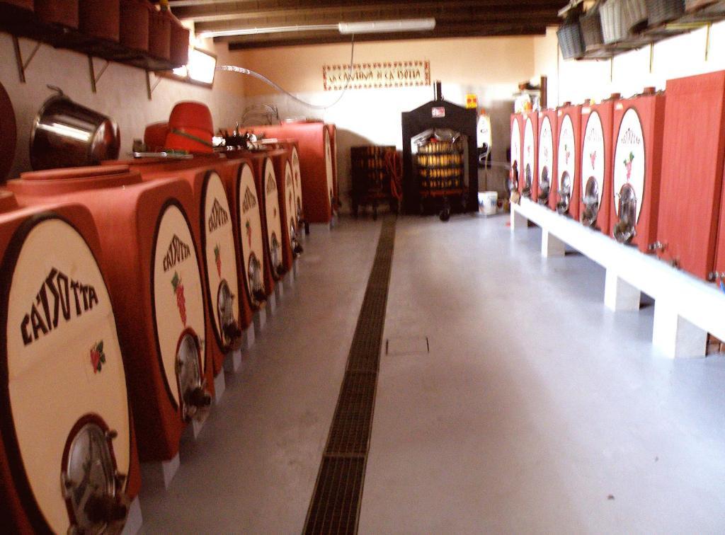 Agriturismo Ca' Isotta Castello di Serravalle Kültér fotó